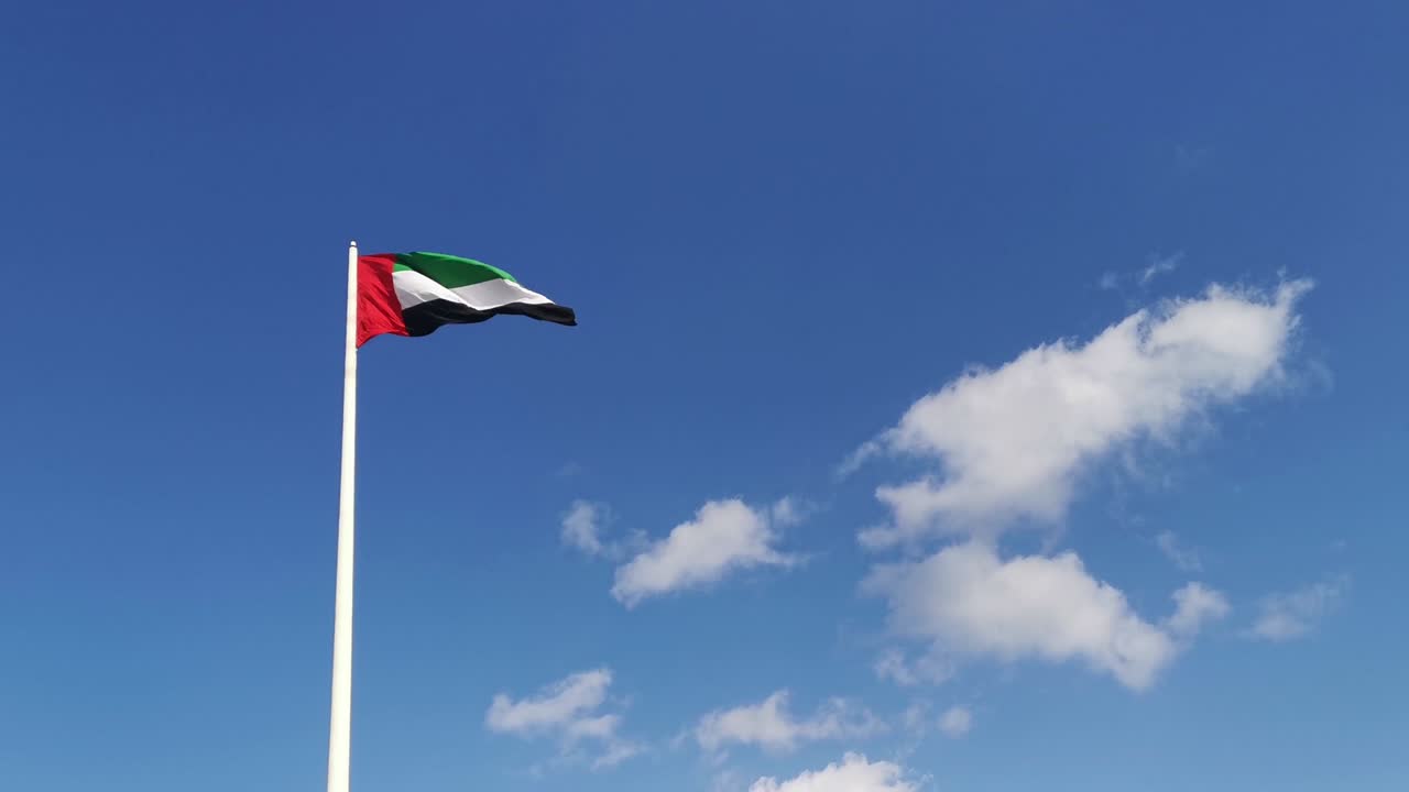 la bandera nacional de las eau ondeando en el viento
