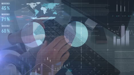 animación de procesamiento de datos estadísticos contra la sección media de mujeres que usan computadora en la oficina