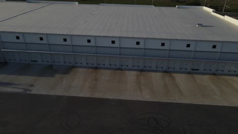 vista aérea de un nuevo almacén junto a un lugar de estacionamiento