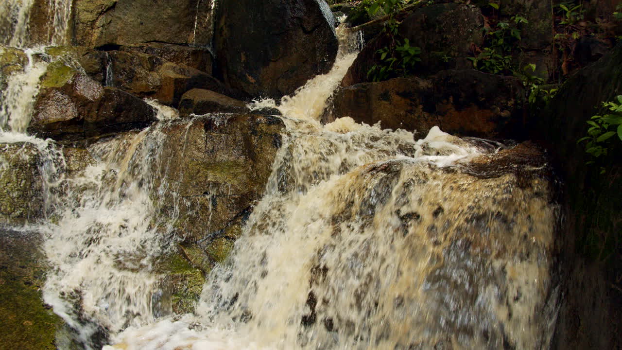 las aguas frescas y corrientes de las cataratas bacara en guyana, américa del sur - cámara lenta