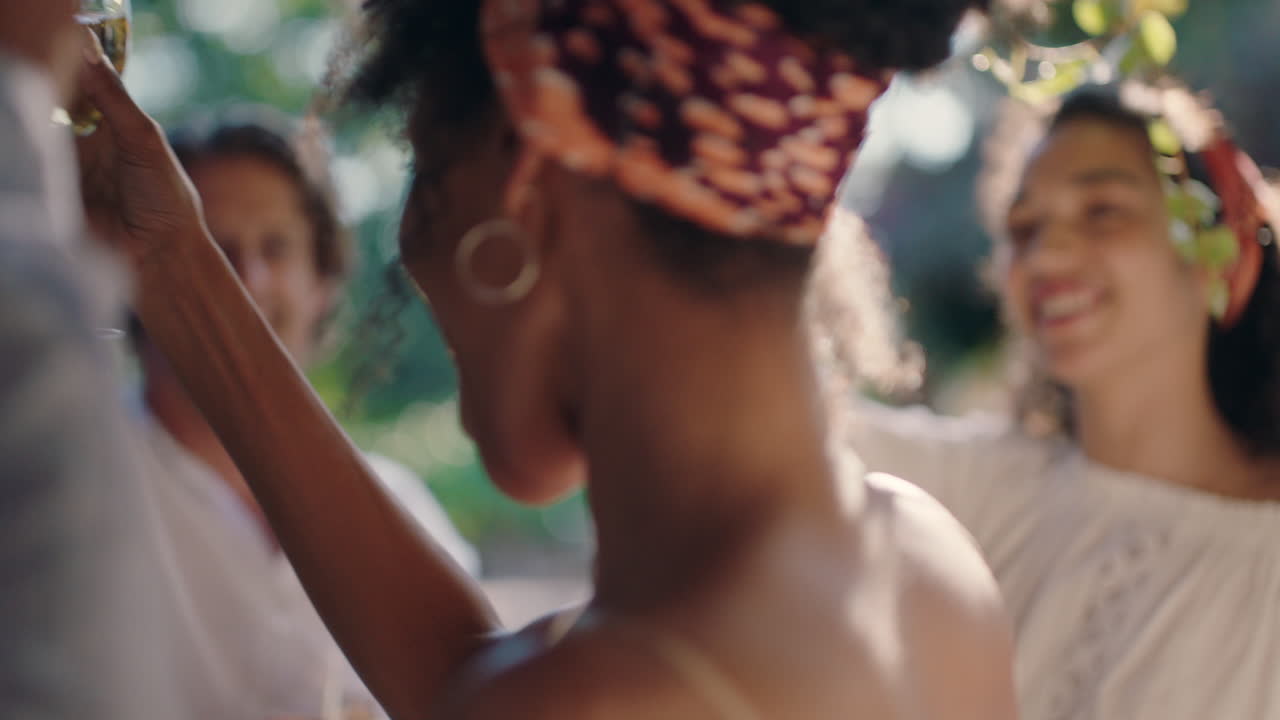 bela mulher afro-americana dançando com amigos em uma festa de dança de verão bebendo vinho desfrutando de reuniões sociais de verão se divertindo comemorando em um dia ensolarado imagens 4k