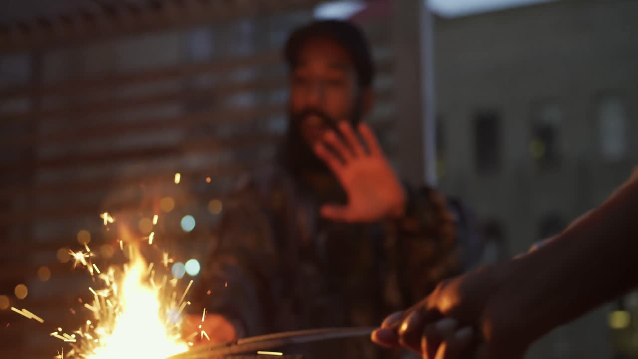 옥상 에 앉아 있는 젊은 성인 친구 들