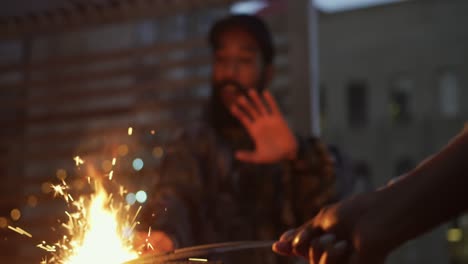amigos adultos jóvenes pasando el rato en un techo