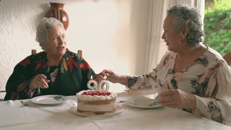 Ältere-Frau-Mit-Weiblichem-Gast,-Der-Geburtstag-Feiert