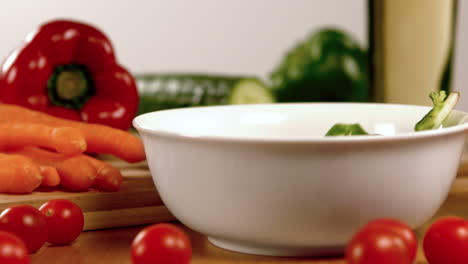se está preparando ensalada en la mesa