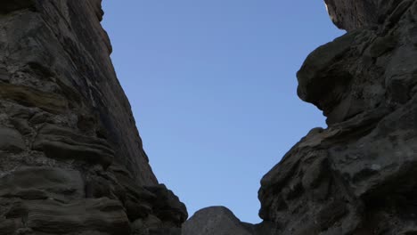 Burgruine-Vor-Blauem-Himmel,-Kippaufnahme