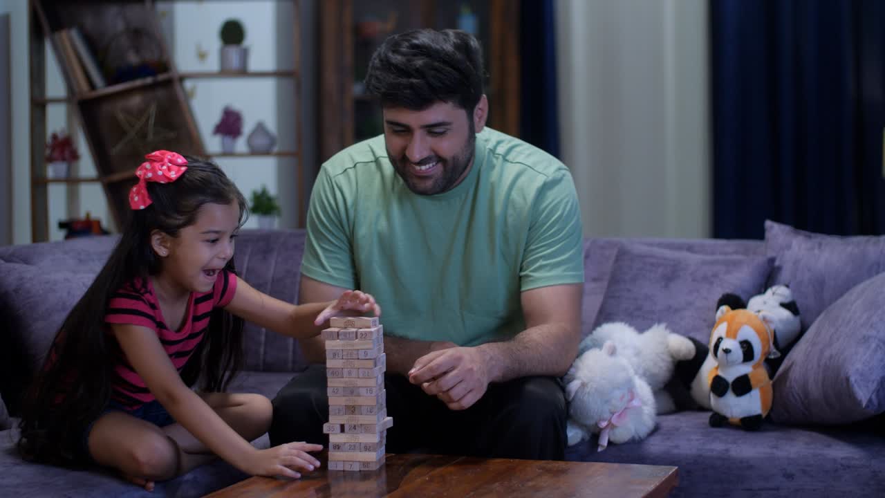 un padre soltero y su linda hija jugando con bloques de construcción - padre soltero, crianza, desarrollo infantil