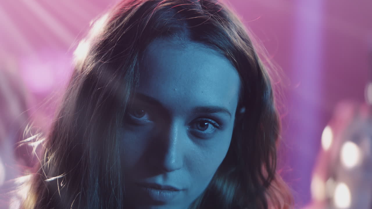 retrato de neón de una mujer