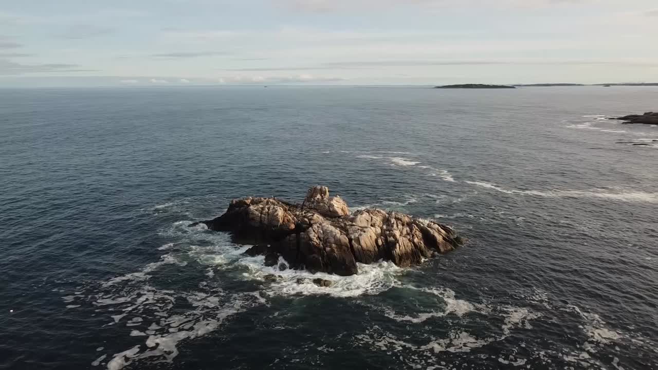 Ripresa orbitale di una formazione rocciosa nel mare, isolata nell'acqua dell'oceano