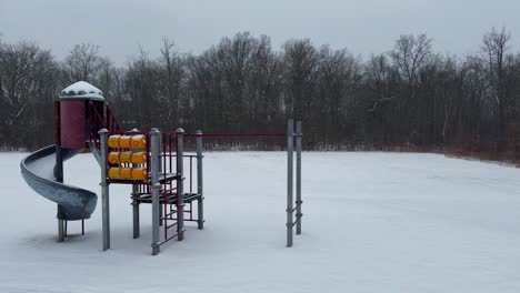 imágenes de nevadas en cámara lenta en un pequeño parque antiguo en los suburbios de la ciudad de nueva york durante una temporada de invierno.
