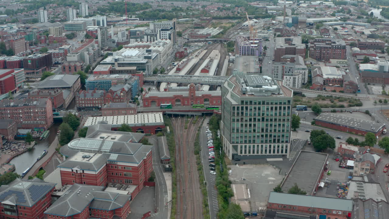 Ripresa aerea discendente con drone della stazione ferroviaria di Nottingham