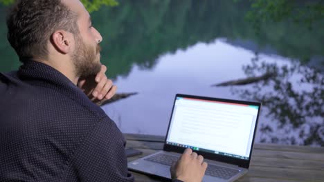 hombre de negocios haciendo negocios en la naturaleza.