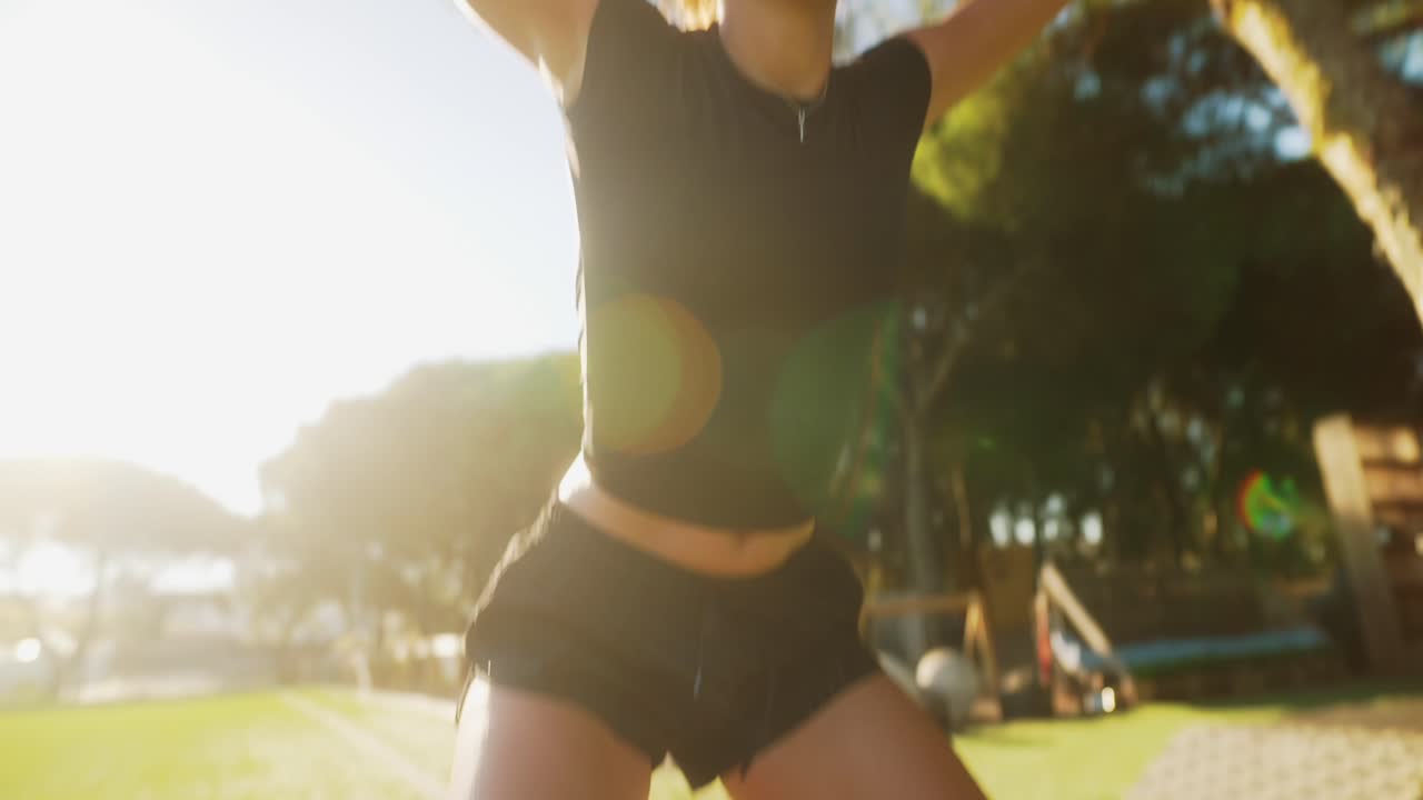 저항 밴드 를 착용 하여 야외 에서 운동 하는 여자