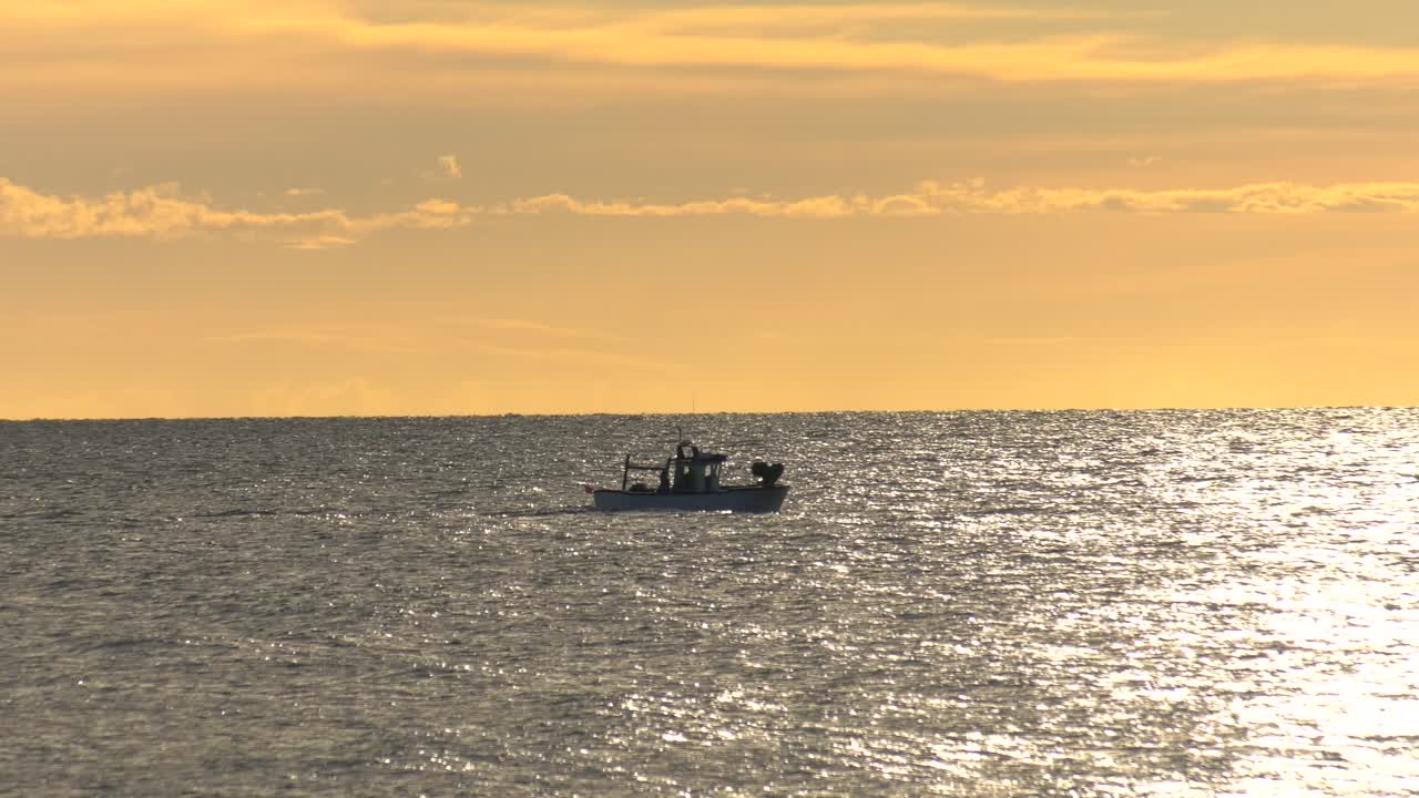 새벽, 지중해 은빛 바다에 작은 스페인 어선