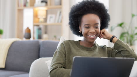 Mujer-Afro-Riendo-Transmitiendo-Películas-En-Línea-Usando