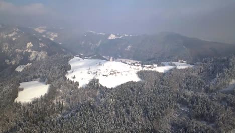 La-Pintoresca-Iglesia-De-Sveti-Tomaz-En-La-Cima-De-La-Colina-En-El-Centro-De-Eslovenia-Durante-El-Invierno