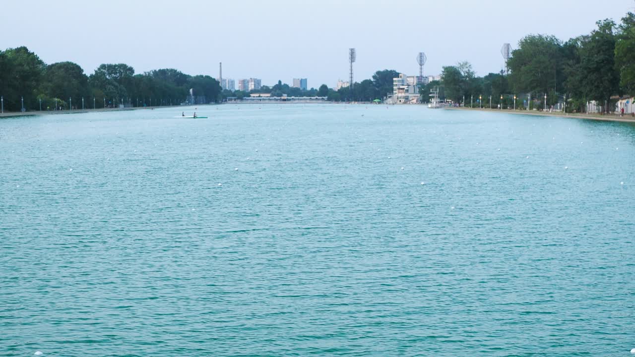 불가리아 플로브디프의 조정 채널 다리에서 보기