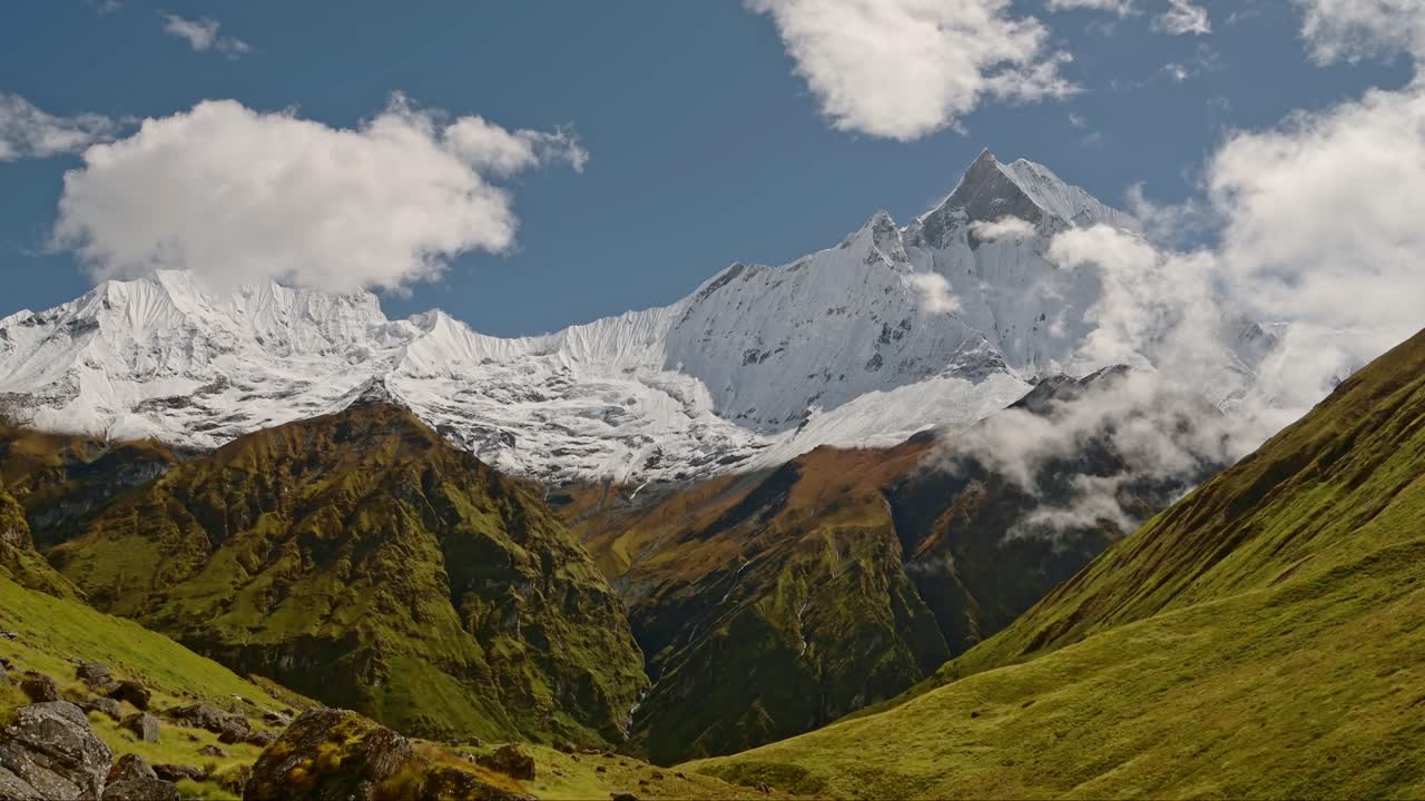 grandes montañas nevadas del himalaya en nepal, picos de cadenas montañosas paisaje en la nieve con grandes cumbres, terreno de alta altitud y montaña de cola de pez, senderismo en el circuito de annapurna