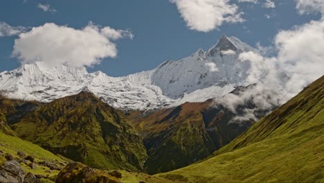 grandes montañas nevadas del himalaya en nepal, picos de cadenas montañosas paisaje en la nieve con grandes cumbres, terreno de alta altitud y montaña de cola de pez, senderismo en el circuito de annapurna