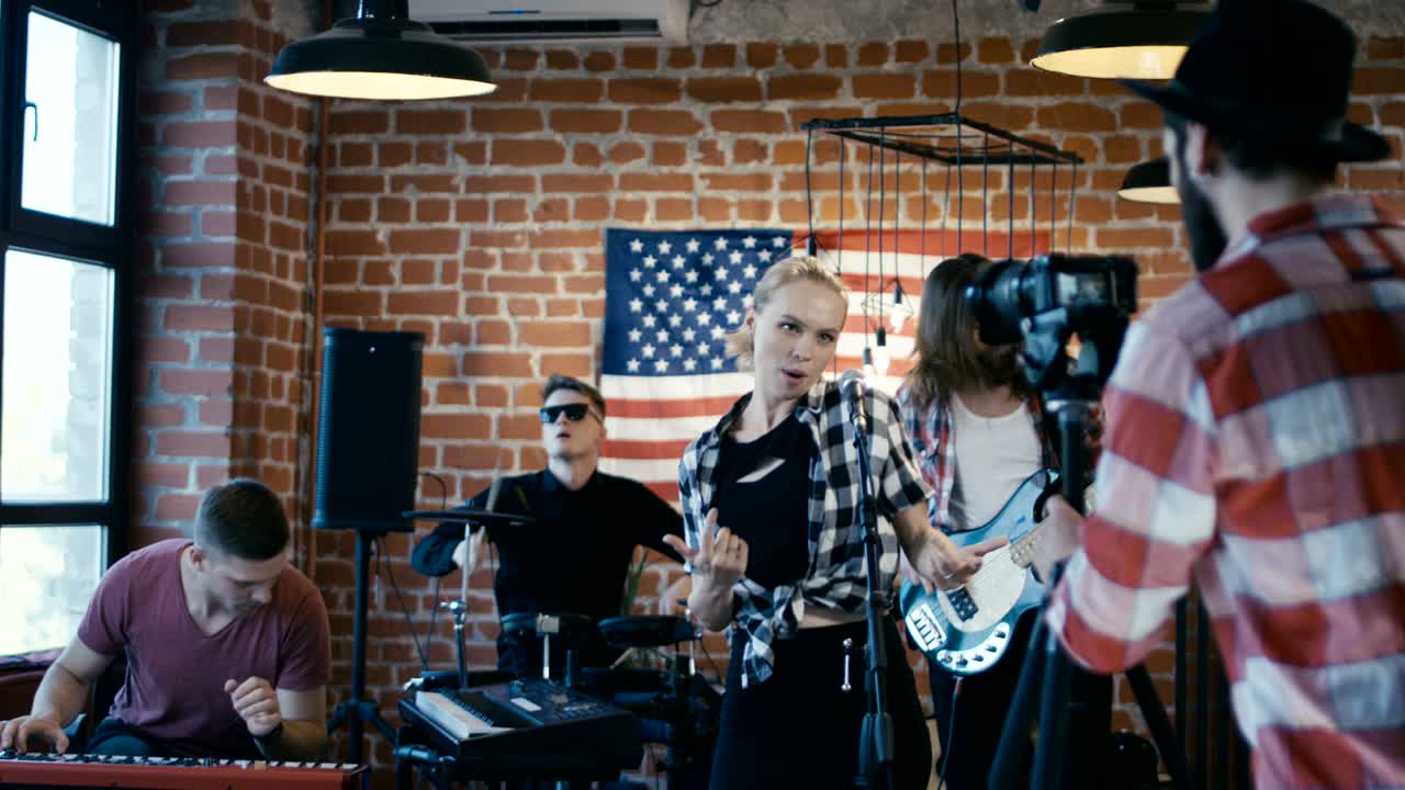 밴드 쇼의 비디오를 찍는 남자