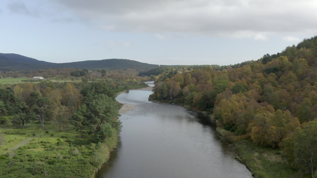 Veduta aerea del fiume Dee vicino alla città scozzese di Ballater nel Parco Nazionale di Cairngorms, Aberdeenshire