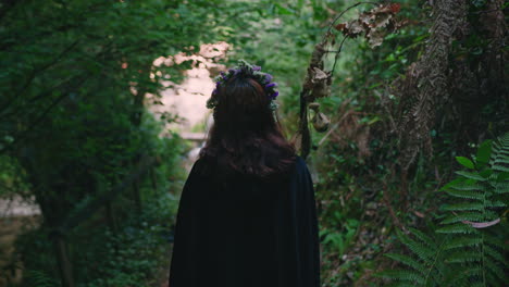 Joven-Druida-Caminando-En-Un-Bosque-De-Tiro-Medio