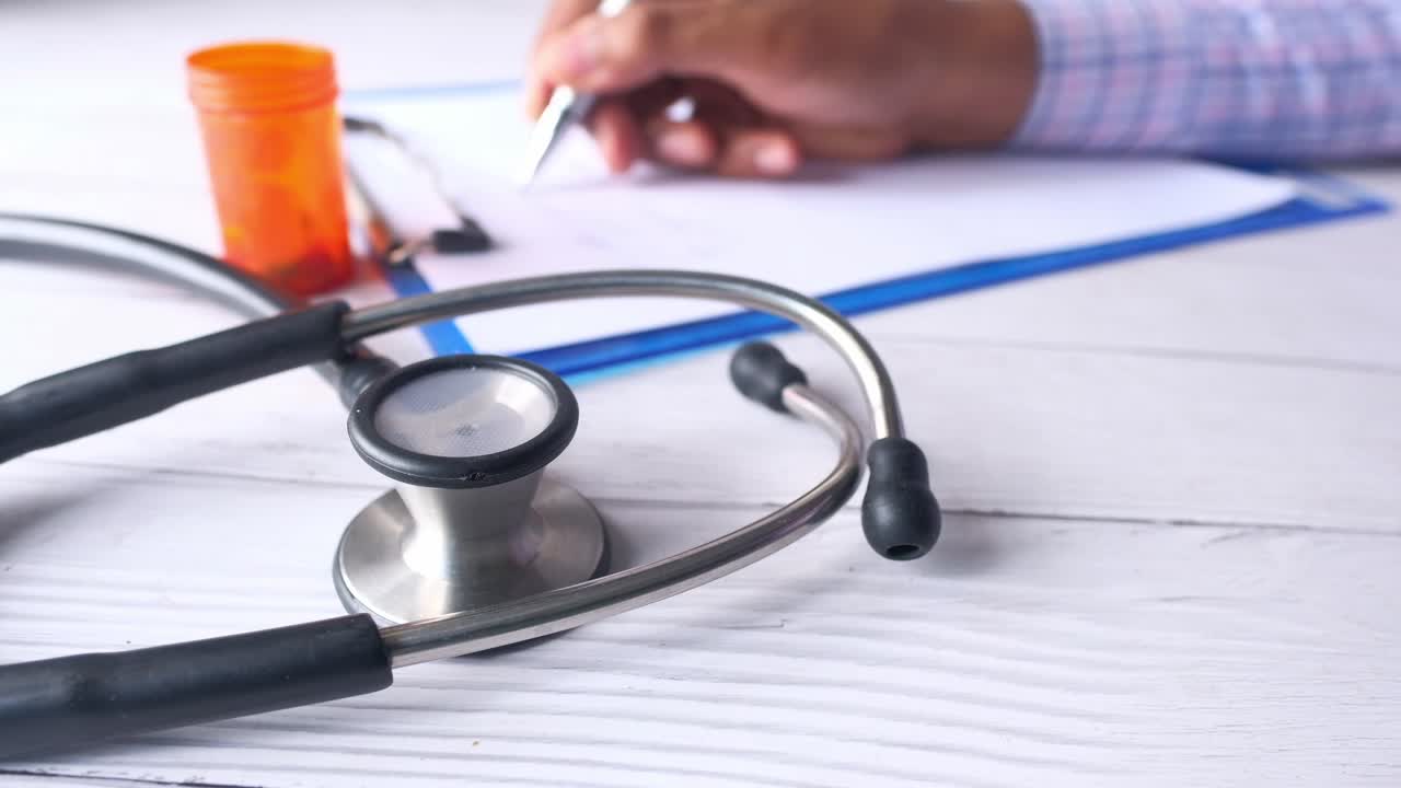 El médico examina al paciente.