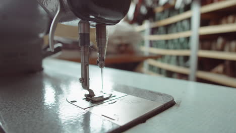 Primer plano de la máquina de coser