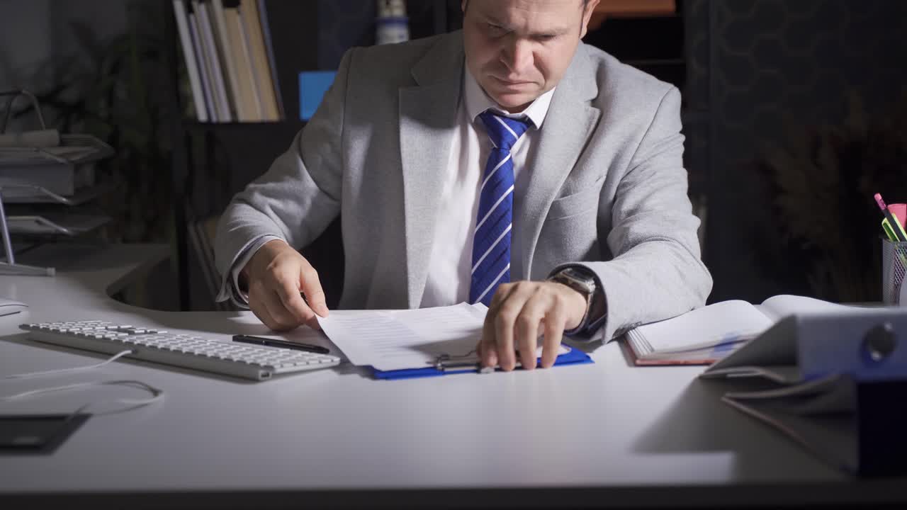 un hombre de negocios está trabajando por la noche. un hombre de negocios desesperado.