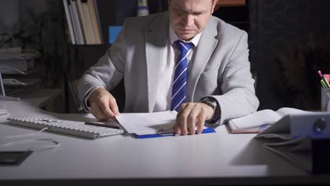 o empresário está a trabalhar à noite. um empresário desesperado.