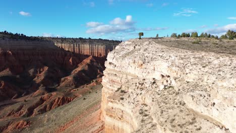 Vista-Aérea-Panorámica-Del-Pintoresco-Cañón-Rojo-Del-Paisaje-De-Teruel