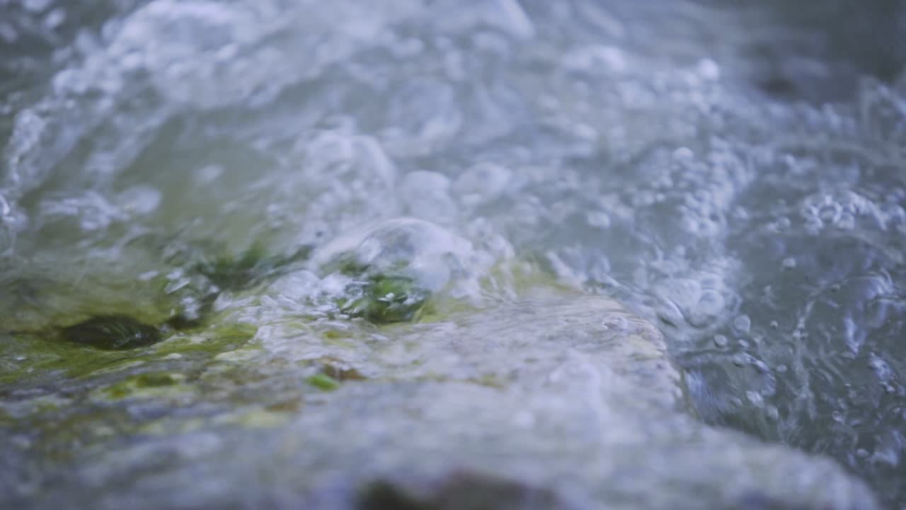 해안의 돌과 zamárdi의 파도, 발라톤 호수에서 바라본 또 다른 오후의 평화로운 패닝 영상