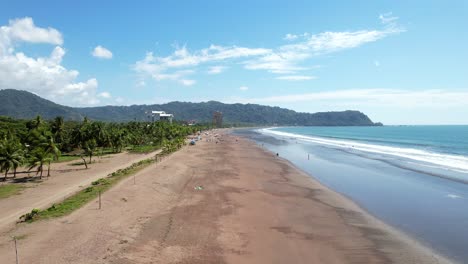 Luftdrohnenbilder,-Strand-Jaco,-Puntarenas,-Costa-Rica,-Dolly-Inn