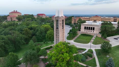 Gedenkglockenspiel-Und-Glockenturm-Auf-Dem-Campus-Der-Universität-Von-Kansas