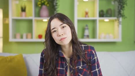 아시아의 젊은 여성이 호기심으로 카메라를 쳐다보고 있습니다.