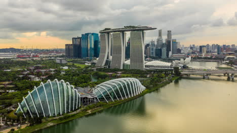 Vuelo-Con-Drones-Hyperlapse-Sobre-Los-Jardines-Junto-A-La-Bahía-Hacia-El-Hotel-Marina-Bay-Sands-En-Singapur