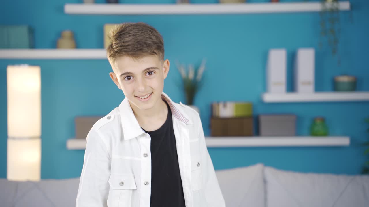 el niño enérgico y alegre es motivador.