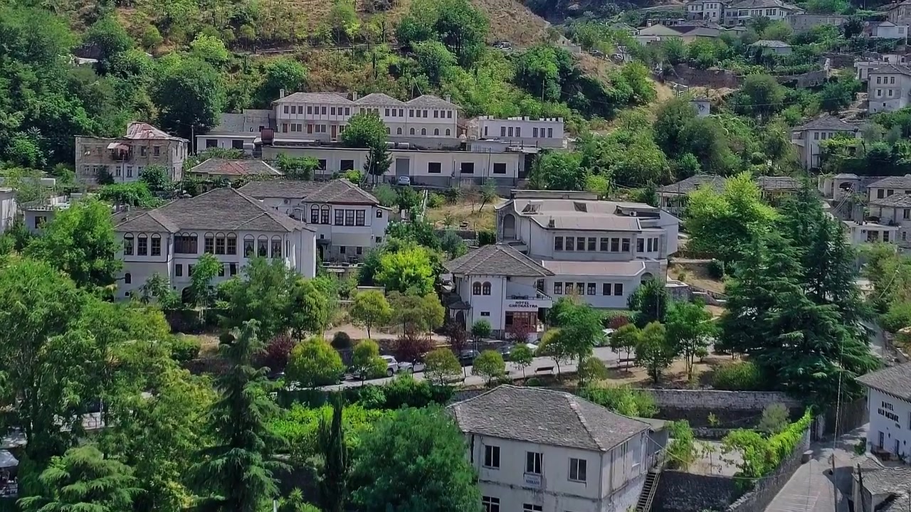 Arnavutluk'ta binaların ve doğanın havadan görünümünü keşfetmek.