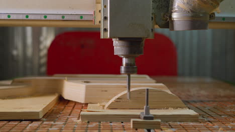 máquina de enrutador cnc tallado de patrones intrincados en madera contrachapada, carpintería industrial en acción