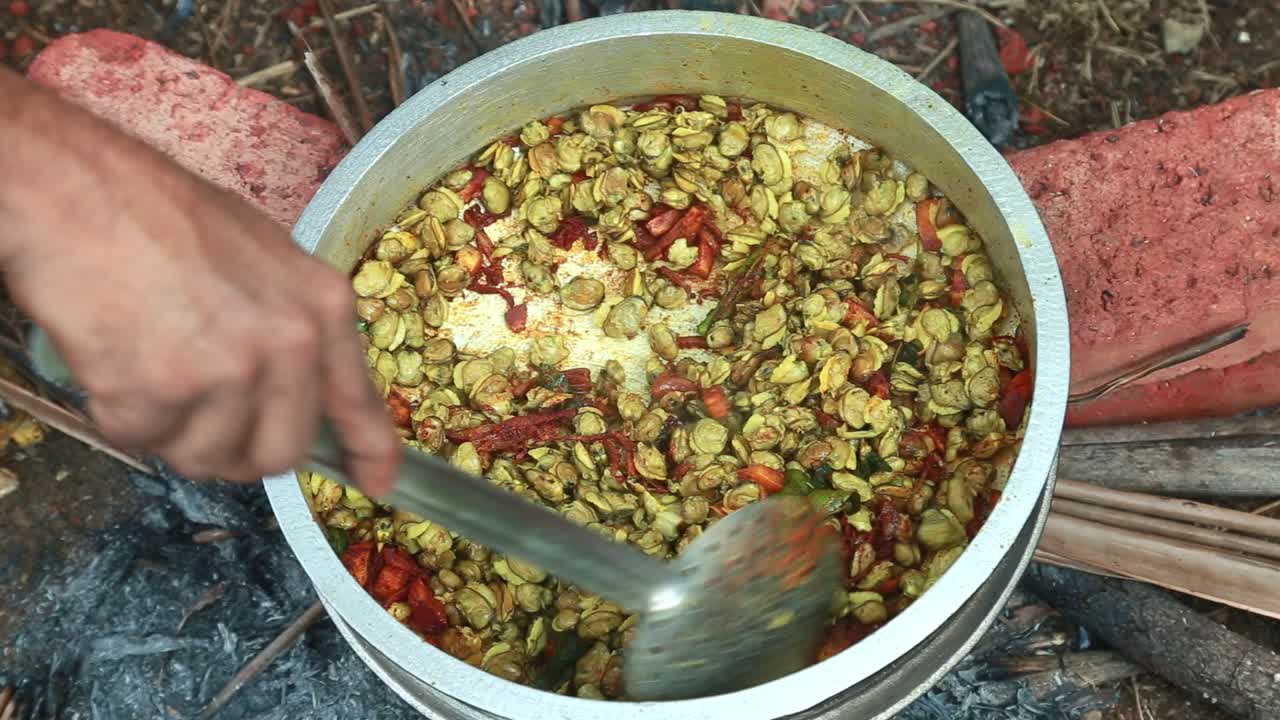 마살라와 검은 조개 고기를  ⁇ 는 것 , 마살라 커리, 전통적인 야외, 검은 조개 요리, 오염, 마살라, 벽돌