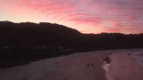 Espectacular-Puesta-De-Sol-Sobre-La-Playa-Número-Uno-En-Seal-Rocks,-Australia,-Plataforma-Rodante-Aérea