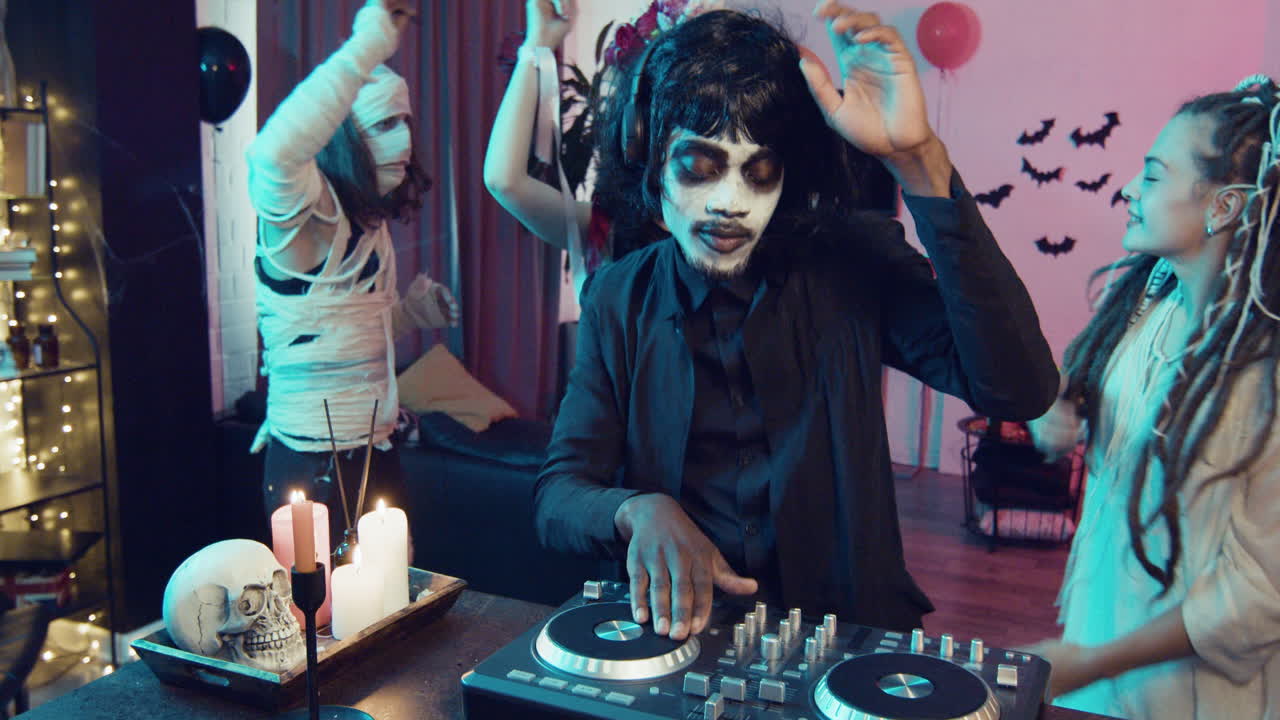 amigos en una fiesta de halloween