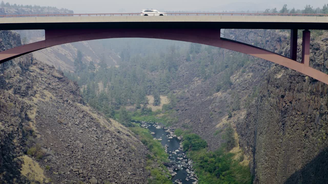 humo de incendios forestales de verano sobre el puente de la autopista en el centro de oregon
