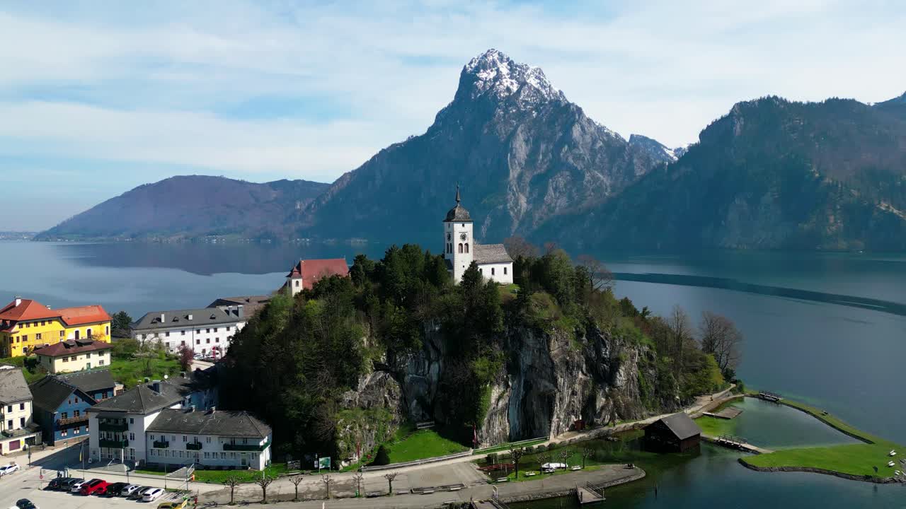 오스트리아의 절벽 꼭대기에 자리 잡은 평화로운 교회, 웅장한 산의 배경, 공중 풍경