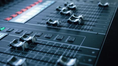 control remoto para ajustar el sonido. mezclador de audio. ingeniero de sonido ajusta el sonido. festival de música. cambiar el nivel de volumen. estudio de grabación. rodar un programa de televisión, un concierto. transmisión en vivo