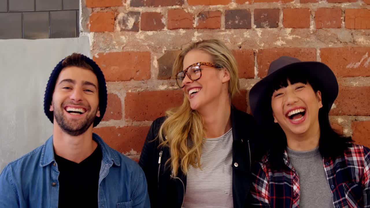 앉아있는 사무실 카페 4k에서 행복한 친구들