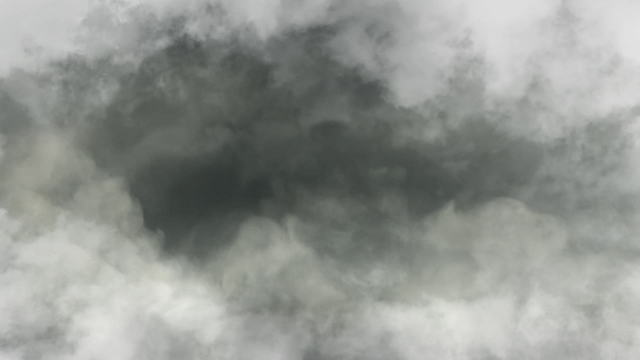 관점에서 어두운 구름이 앞으로 나아가고 있습니다.