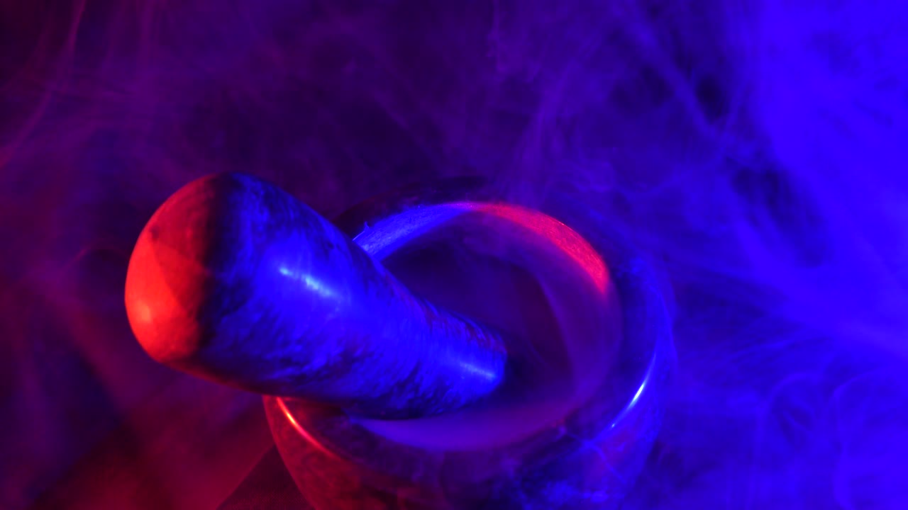 olla de granito con humo y triturador en el interior.