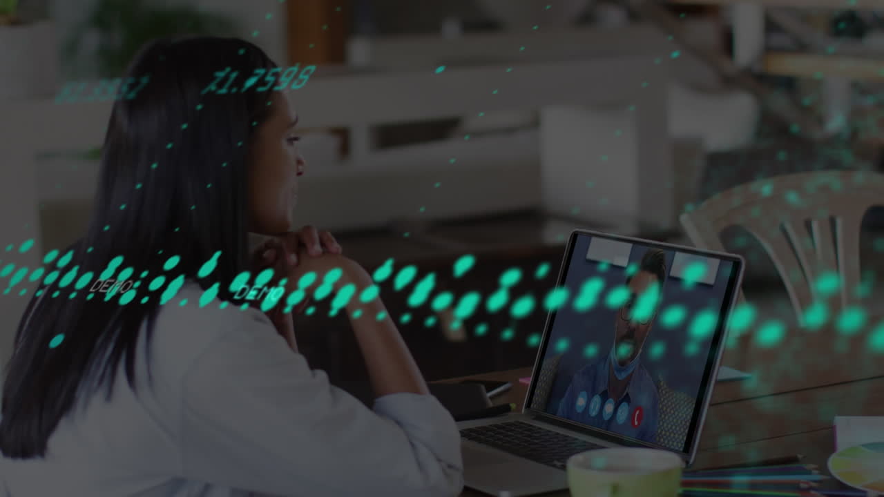 animación del procesamiento de datos financieros sobre mujeres biraciales usando computadoras portátiles