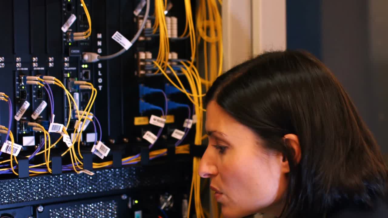 서버 에서 일하는 기술자